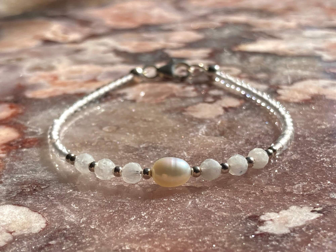  Analyzing image      Junebirthstone healing moonstone and pearl bracelet