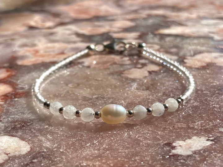  Analyzing image      Junebirthstone healing moonstone and pearl bracelet